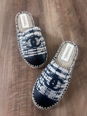 CHANEL Black & White Tweed Espadrille Mules w/ Interlocking CC - EU 37 (US 6.5)